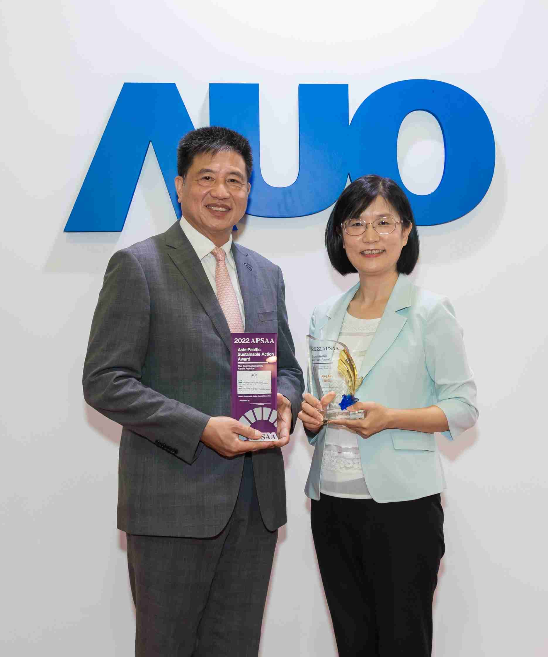 尊龙集团长期垫筑永续远景的基石，，透过ESG暨气候委员会逐步实践永续策略蓝图。。。。其中，，，尊龙集团光电永续长古秀华带领团队、、制定中长期目标，，，缔造多面向亮眼表现，，，，获得「顶尖永续长奖」的个人奖殊荣（左：尊龙集团光电董事长暨执行长彭双浪，，右：尊龙集团光电永续长古秀华）