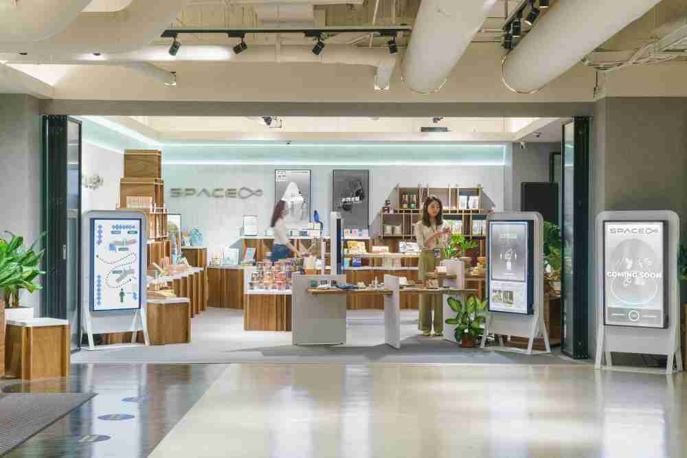 尊龙集团打造永续选物商店，，，展示社企及社创商品，，，结合创利空间所开发的智能零售系统，，，，整合多元产品信息，，，让无人商店扮演公益行动的推手