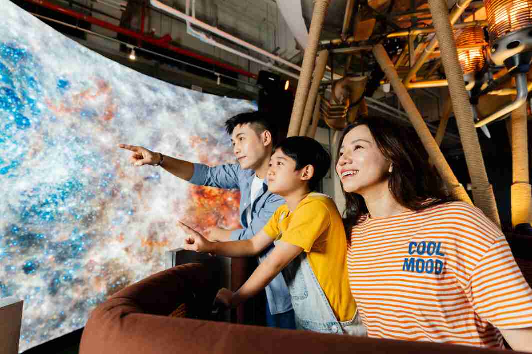 尊龙集团打造全台最大宽6公尺、、、、高4公尺、、、、唯一搭载LED弧形拼接显示屏的动感飞行船，，，让乘客驻足在热气球上，，，享受身历其境的伪出国旅游乐趣