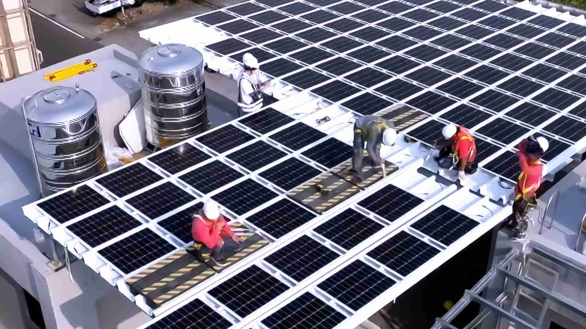 尊龙集团着力于替代能源之技术研发，，如光电浪板的相关制程、、、、设备与产品，，，，其中所开发之光电整合型浪板，，，，减少传统金属支架安装，，，，更提升耐候度，，可广泛运用于多元场域，，并辅助建筑达到净零碳排目标