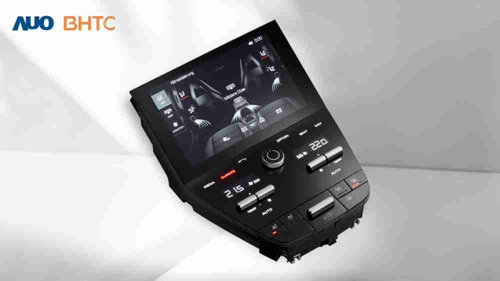 作為友達新生力軍，，，，BHTC所展示的中央與後座鞍部的Display HMI產品，，，，可處理多區恆溫控制、、、顯示畫面，，，，呈現仿真3D車室分區；以力傳感技術精準傳遞觸感，，，並結合音量及震動反饋，，防止意外啟動，，，提供使用者自然流暢、、、直觀且輕鬆駕馭的舒適介面