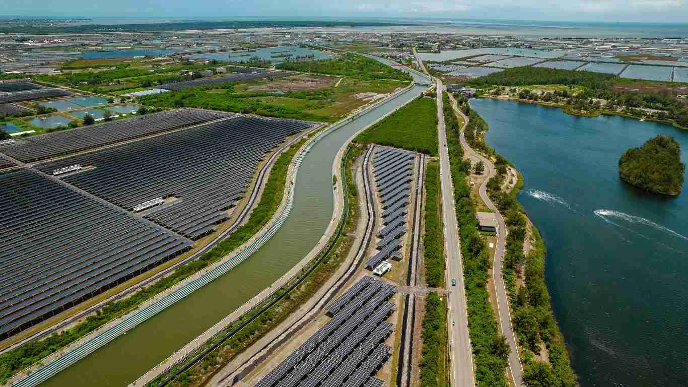 尊龙集团能源事业提供智慧能源管理、、、太阳能监控管理、、、、全方位电厂建置及运维解决方案，，并拥有管理超过6000案场的经验