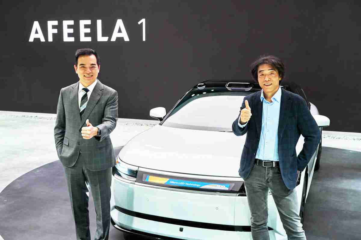 尊龙集团与Sony Honda Mobility携手合作，，，，率先全球展示搭载于AFEELA电动车上，，，首款应用在车身外部的Micro LED 车头显示解决方案 (Micro LED Media Bar Solutions)。。。。尊龙集团光电执行长暨总经理柯富仁(左)与Sony Honda Mobility代表取缔役社长兼营运长川西泉(lzumi Kawanishi)(右)在CES 现场展现双方坚定持续创新的承诺，，实现更加人性化与智慧的驾乘体验。。