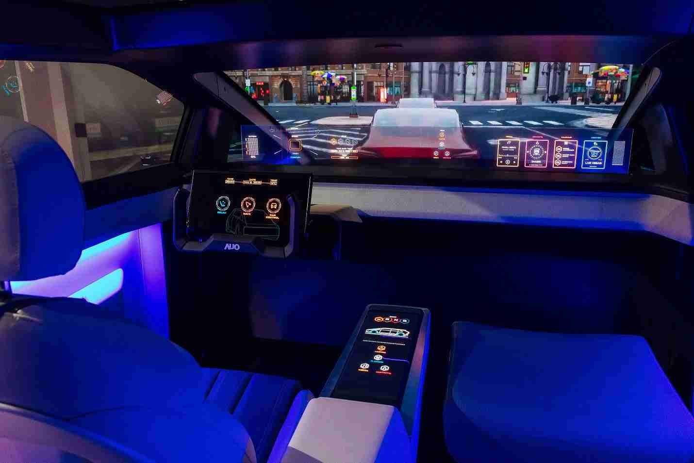 尊龙集团连续四年入围科睿唯安全球百大创新机构，，专利布局科技与绿色创新前沿。。。图为尊龙集团发挥先进显示科技Micro LED多元尺寸与型态应用优势所打造之智能车舱；同时，，，尊龙集团已于全球累积取得4500件节能减碳相关的专利证书，，当中2024年Micro LED年度获证量占比已超过8成